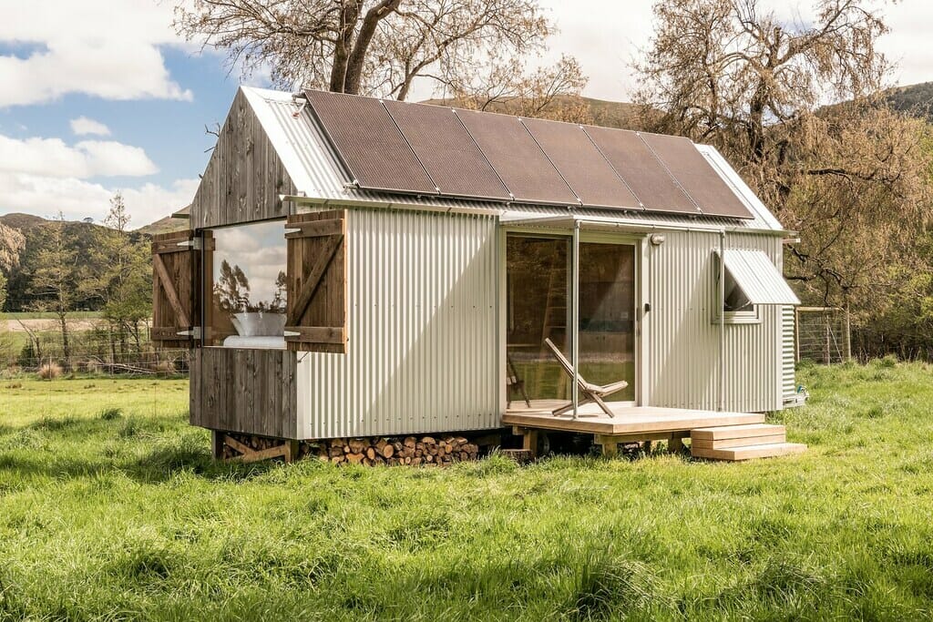 The affordable NZ airbnb, Kereru Hut in Canterbury. 