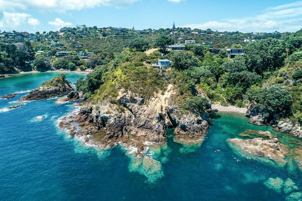 Unique summer airbnb, Waiheke Cabin, surrounded by nature and clear waters. 