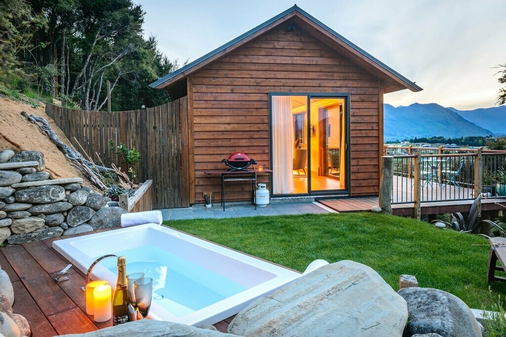 Wanaka Lookout airbnb with outdoor bathtub. 